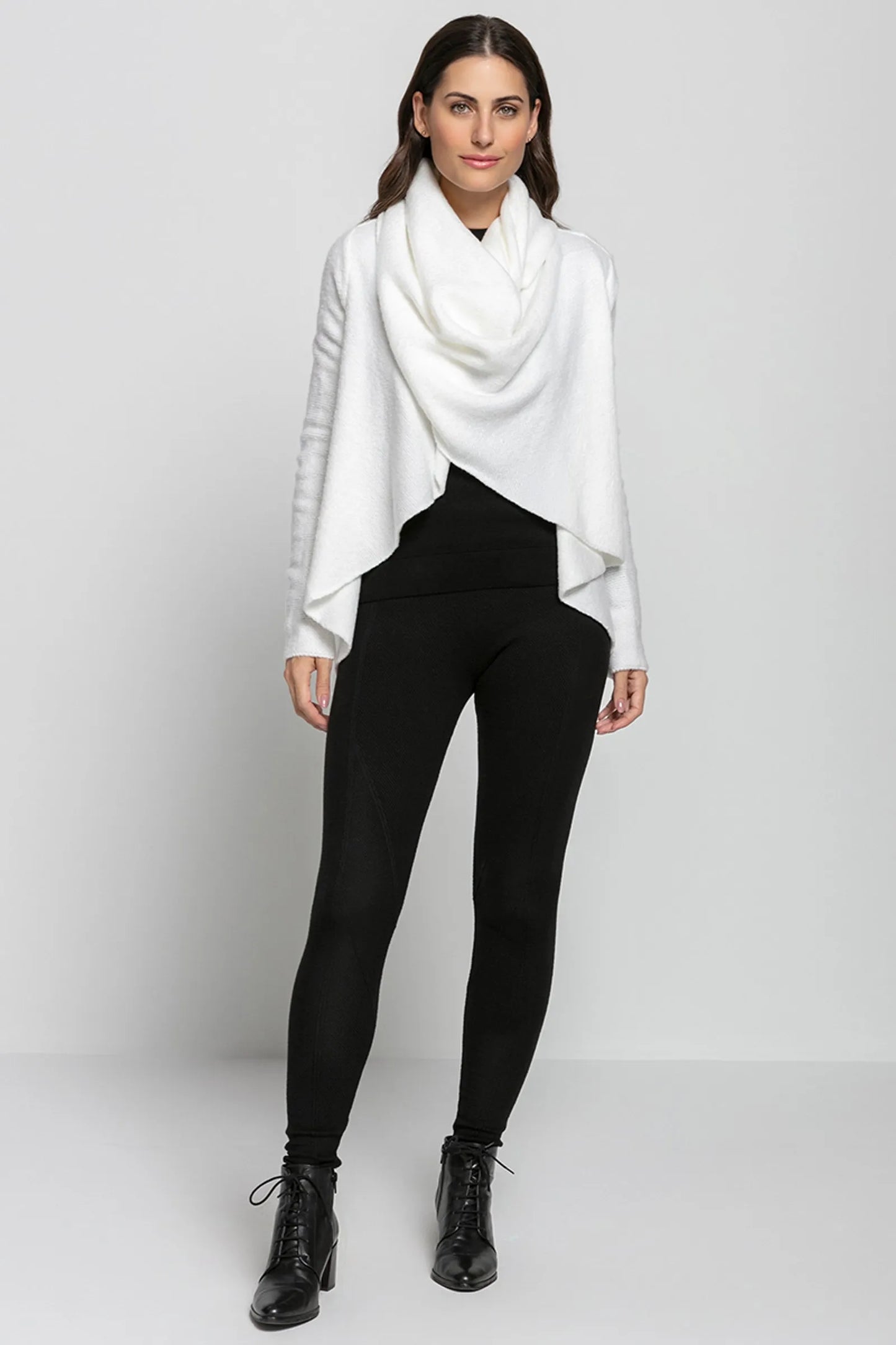 Women’s White Knit Coat with Twisted Collar – Elegant and Comfortable